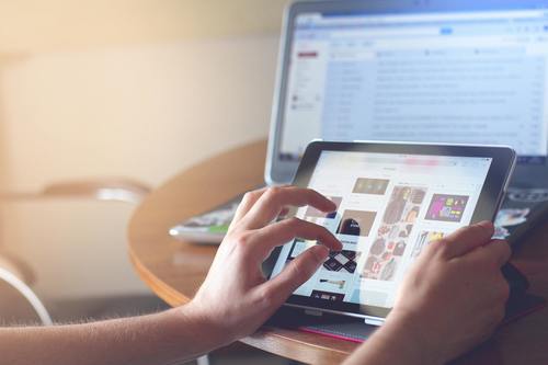 Miten crm järjestelmä auttaa kotisivuja?